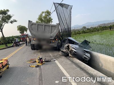 高雄砂石車攔腰撞...自小客成廢鐵　愛孫載阿公回家釀1死