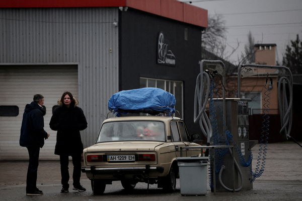 ▲▼ 烏克蘭城市馬力波（Mariupol）2月時，民眾開車到加油站。（圖／路透）