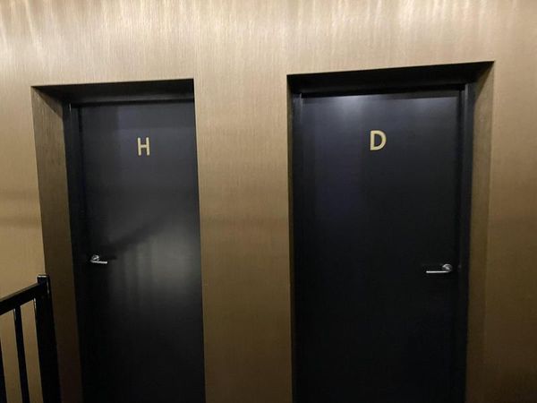 廁所門口只標英文字母「H、D」，讓網友急問「哪間是男廁」？（翻攝推特@yoshi_kotch）