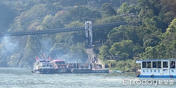 ▲石門水庫5日舉行媽祖遶境水庫祈福活動，船隊沿著大壩碼頭到角板山新溪口吊橋。（圖／記者沈繼昌翻攝）