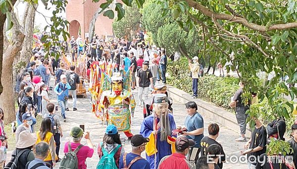 ▲石門水庫遊艇業者5日舉行媽祖遶境水庫祈福活動，逾200名信眾登船繞境。（圖／記者沈繼昌翻攝）