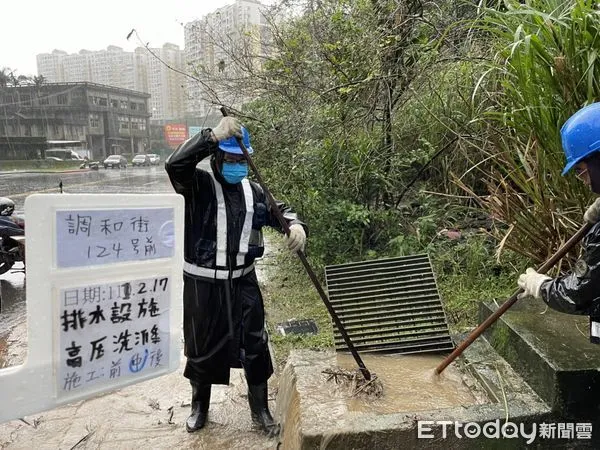 ▲汛期將至當地里長「監工」 基隆南榮河及易阻塞區域清淤。（圖／記者郭世賢翻攝）