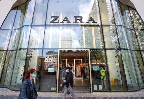 ▲▼比利時布魯塞爾一家商店的入口處可以看到Zara。（圖／路透）