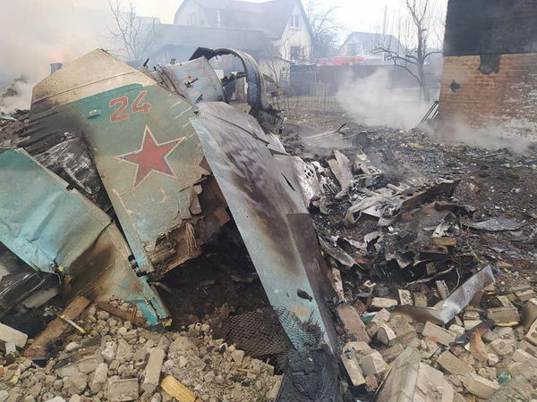 ▲▼俄羅斯入侵烏克蘭期間，在烏克蘭切爾尼戈夫的一個居民區可以看到俄羅斯戰鬥機的殘骸。（圖／路透）