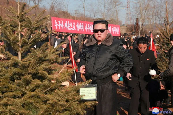 ▲▼金正恩3月2日前往平壤和盛地區參與北韓植樹節活動。（圖／路透社）