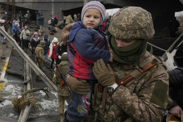 ▲▼烏克蘭士兵協助民眾逃難。（圖／達志影像／美聯社）