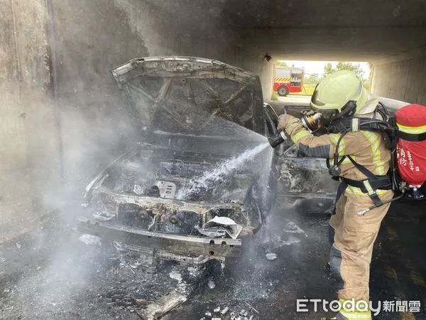 ▲台南市南區86快速道路附近之道路，中午傳出火燒車事件，台南市消防局灣裡分隊消防人車到場發現該車已陷入火海，馬上拉水線射水搶救。（圖／民眾提供，下同）