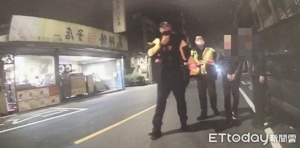 ▲汐止警方3日凌晨逮捕毒品通緝在案的陳男，並在他身上搜出毒品海洛因。（圖／記者張君豪翻攝）