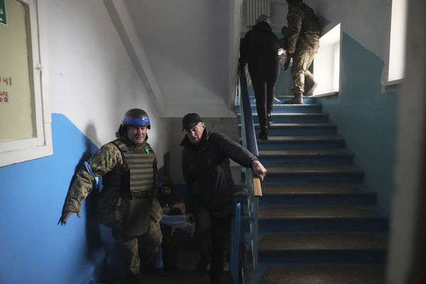 ▲▼ 烏克蘭士兵與民眾在馬力波醫院內合力抬起一名受傷男子。（圖／達志影像／美聯社）