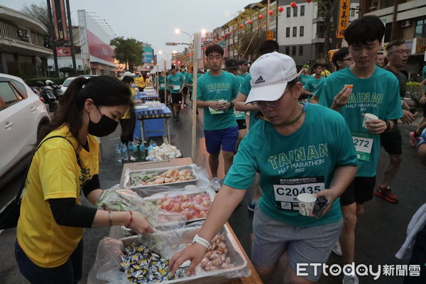 ▲台南許多知名美食商家，準備數十樣在地美食，為選手補充能量，同時行銷台南美食伴手禮，成為古都馬的另一項特殊傳統。（圖／記者林悅翻攝，下同）