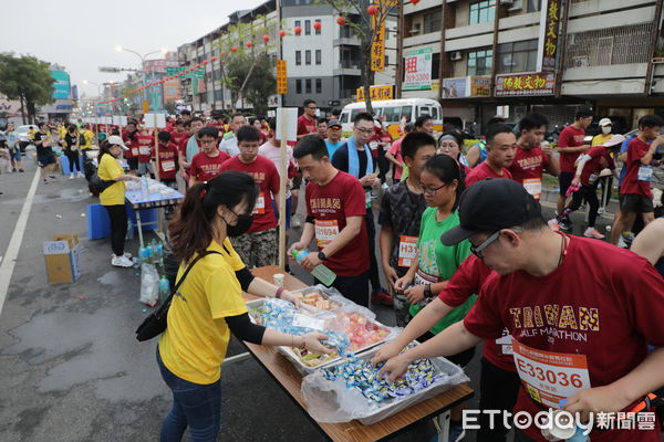 ▲台南許多知名美食商家，準備數十樣在地美食，為選手補充能量，同時行銷台南美食伴手禮，成為古都馬的另一項特殊傳統。（圖／記者林悅翻攝，下同）