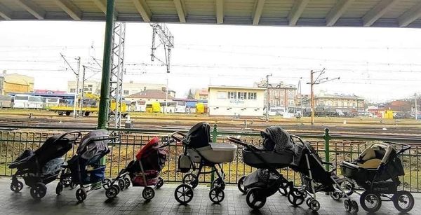 ▲▼ 波蘭火車站月台有一整排娃娃車。（圖／翻攝自臉書）