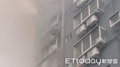 快訊／台中住宅大火　傳有民眾受不了高溫墜樓！有人站鐵窗等救援