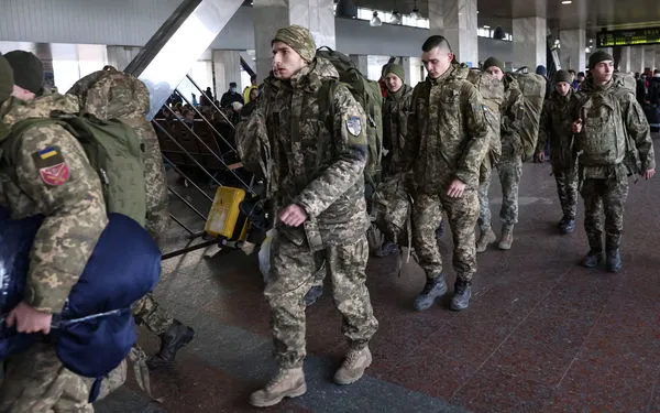 ▲▼ 在基輔火車站的烏克蘭士兵。（圖／路透）