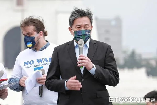 ▲▼在台烏克蘭人在自由廣場前集結，民進黨立委王定宇、副秘書長林飛帆與無黨籍立委林昶佐到場聲援。（圖／記者周宸亘攝）