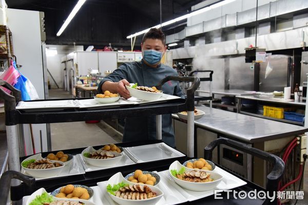 ▲▼花蓮銘師父餐廳席開15桌由業者莊育賢親自下㕑料理美食，宴請弱勢朋友。（圖／花蓮市公所提供，下同）