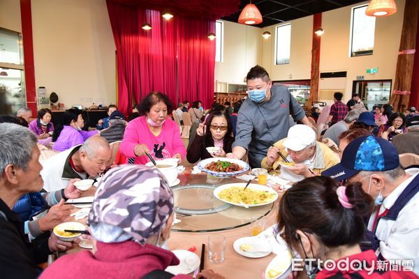 ▲▼花蓮銘師父餐廳席開15桌由業者莊育賢親自下㕑料理美食，宴請弱勢朋友。（圖／花蓮市公所提供，下同）