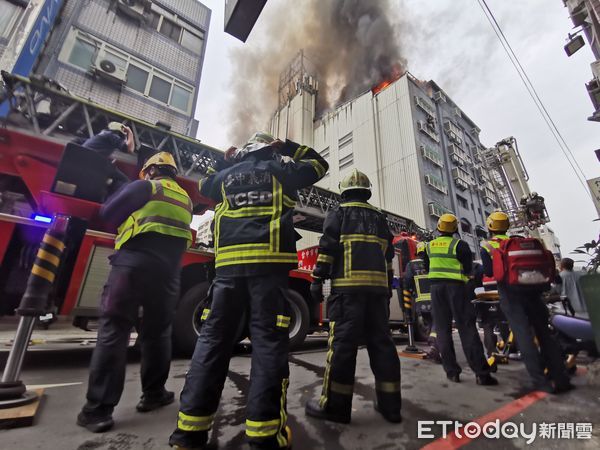 ▲興中街惡火釀6死6傷！傳雲梯車卡住誤救援，消防局「路旁停車阻機器啟動」。（圖／民眾提供）