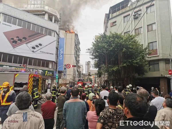 ▲興中街惡火釀6死6傷！傳雲梯車卡住誤救援，消防局「路旁停車阻機器啟動」。（圖／民眾提供）