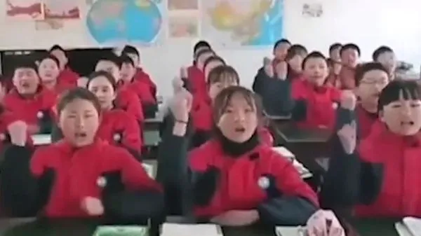 ▲▼中國女老師教導學生，稱烏克蘭是「敗家子」。（圖／翻攝自推特）