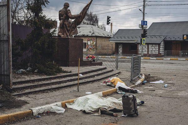 ▲▼烏克蘭首都基輔西郊伊爾平市（Irpin）遭俄軍空襲，造成數人死傷，2具遺體在路上被用床單暫時覆蓋。（圖／達志影像／美聯社）