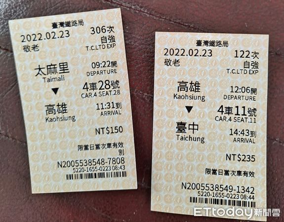 ▲員警載送老翁到車站等候搭火車回台中家。（圖／台東縣警察局提供，下同）