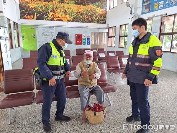 ▲員警載送老翁到車站等候搭火車回台中家。（圖／台東縣警察局提供，下同）