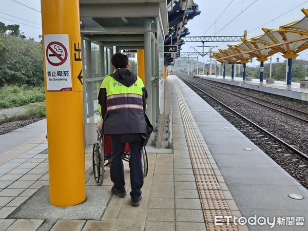 ▲員警載送老翁到車站等候搭火車回台中家。（圖／台東縣警察局提供，下同）