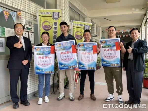 ▲專技高考放榜，中華醫大職安系學生陳嘉彌、鄭鈺騰、謝松廷和系友杜昇峯如願上榜，校長孫逸民（左）和系主任蔡忠融（右）頒發優秀學生獎勵金。（圖／記者林悅翻攝，下同）