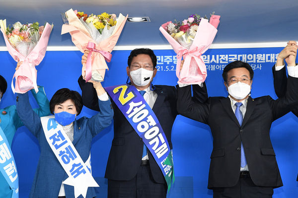 ▲▼南韓執政黨共同民主黨代表宋永吉（中）於2021年5月2日當選成為黨魁。（圖／CFP）