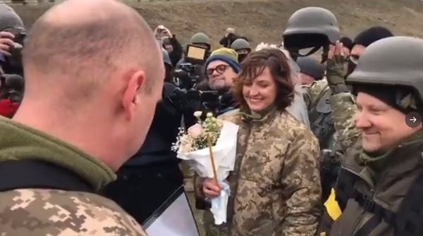 情侶一同在前線打仗！　新娘「頭盔換頭紗」身著軍服開心完婚。（圖／翻攝自Twitter／Vitali Klitschko）