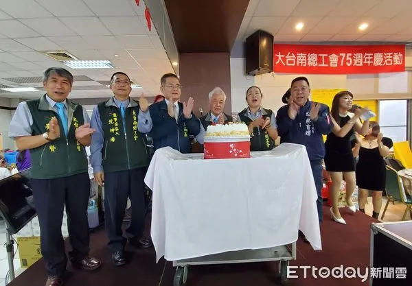 ▲大台南總工會召開第28屆第4次會員代表大會，歡慶75歲生日，台南市勞工局局長王鑫基到場祝賀。（圖／記者林悅翻攝，下同）