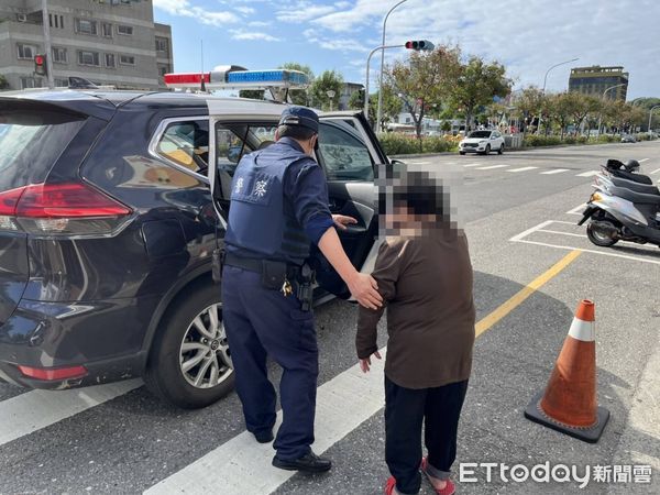 ▲暖警護送民眾返家。（圖／記者楊漢聲翻攝）