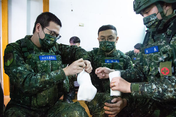 ▲▼國軍新制教召第三天課程，進行「戰傷急救」訓練。（圖／軍聞社提供）