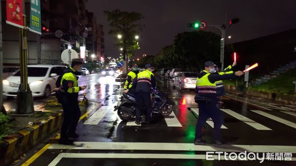 ▲▼機車騎士撞倒老伯，送醫急救中             。（圖／記者陳以昇翻攝）