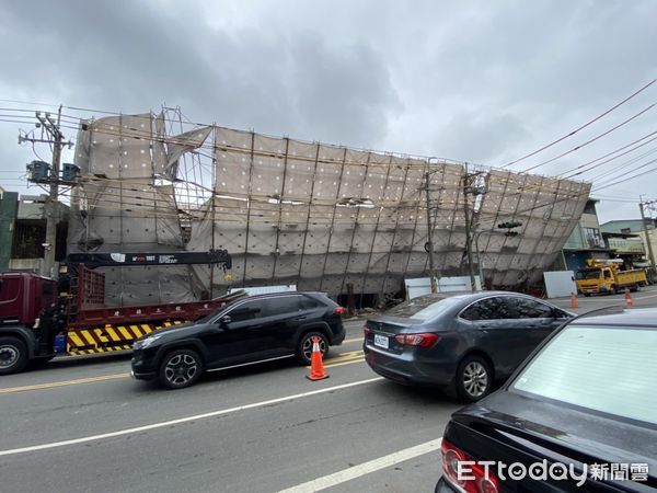 ▲嘉義縣中埔鄉一處建築工地鷹架倒塌，造成836戶停電。（圖／Ettoday翻攝）