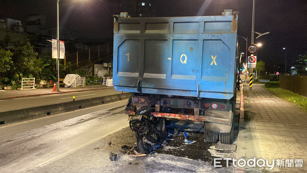 ▲▼男子騎車撞進砂石車車尾，機車當場起火，附近民眾見狀拿滅火器協助滅火。（圖／記者游宗樺攝）