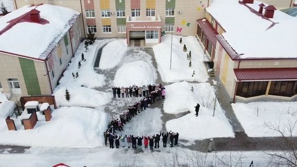 俄國臨終癌症病童　被迫站寒冷雪地「排Z字」挺普丁開戰 | ETtoday