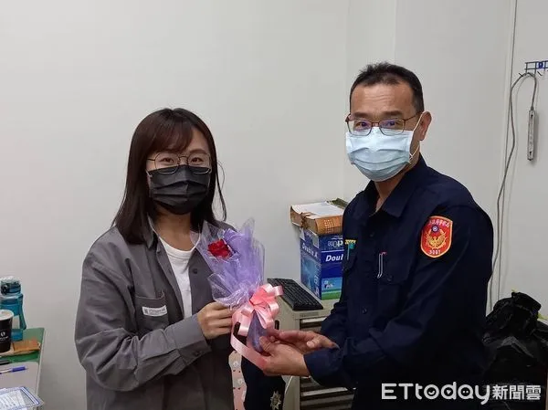 ▲三月八日國際婦女會，東港警分局長張世儒致贈女警、女志工玫瑰及巧克力表達祝福             。（圖／記者陳崑福翻攝，下同）