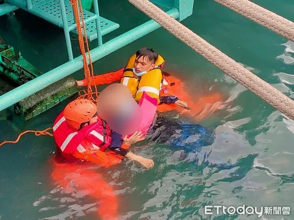 ▲▼岸巡人員最後以吊掛方式將男性駕駛救上岸送醫。（圖／第一三岸巡隊提供，下同）