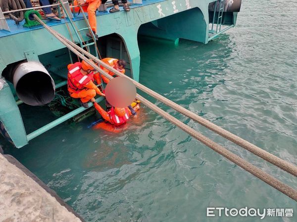 ▲▼岸巡人員最後以吊掛方式將男性駕駛救上岸送醫。（圖／第一三岸巡隊提供，下同）