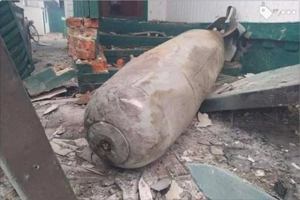 俄軍500kg「FAB-500炸彈」對準民宅　他po照心寒：專門屠殺百姓。（圖／翻攝自Twitter／Dmytro Kuleba）