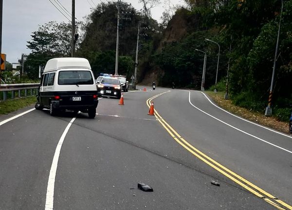 ▲▼高雄警開車突身體不適，過彎「超出中線」擦撞對向小貨車翻覆。（圖／記者賴文萱翻攝）