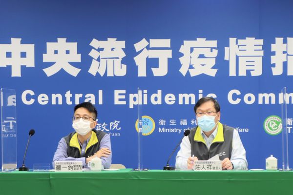 ▲▼指揮中心記者會，（左）醫療應變組副組長羅一鈞、（右）發言人莊人祥。（圖／指揮中心提供）