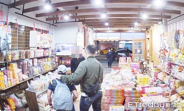 ▲桃園市李姓男子5日晚間在中壢區中正路趁某店家無人看守，潛入店內行竊，興國派出所副所長李舜程發現後通報線上警網到場拘捕。（圖／記者沈繼昌翻攝）