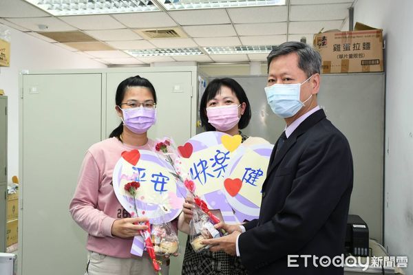 ▲雲林縣警察局於今日「國際婦女節」由局長李謀旺送上巧克力花束祝福女性同仁，以彰顯性別平權及感謝女性同仁於平日對警政工作上的貢獻。（圖／記者蔡佩旻翻攝）