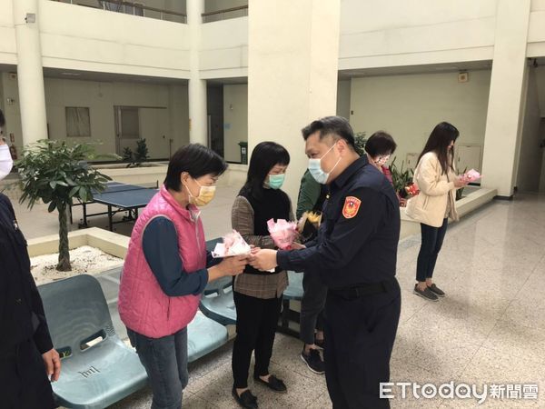 ▲雲林縣警察局於今日「國際婦女節」由局長李謀旺送上巧克力花束祝福女性同仁，以彰顯性別平權及感謝女性同仁於平日對警政工作上的貢獻。（圖／記者蔡佩旻翻攝）