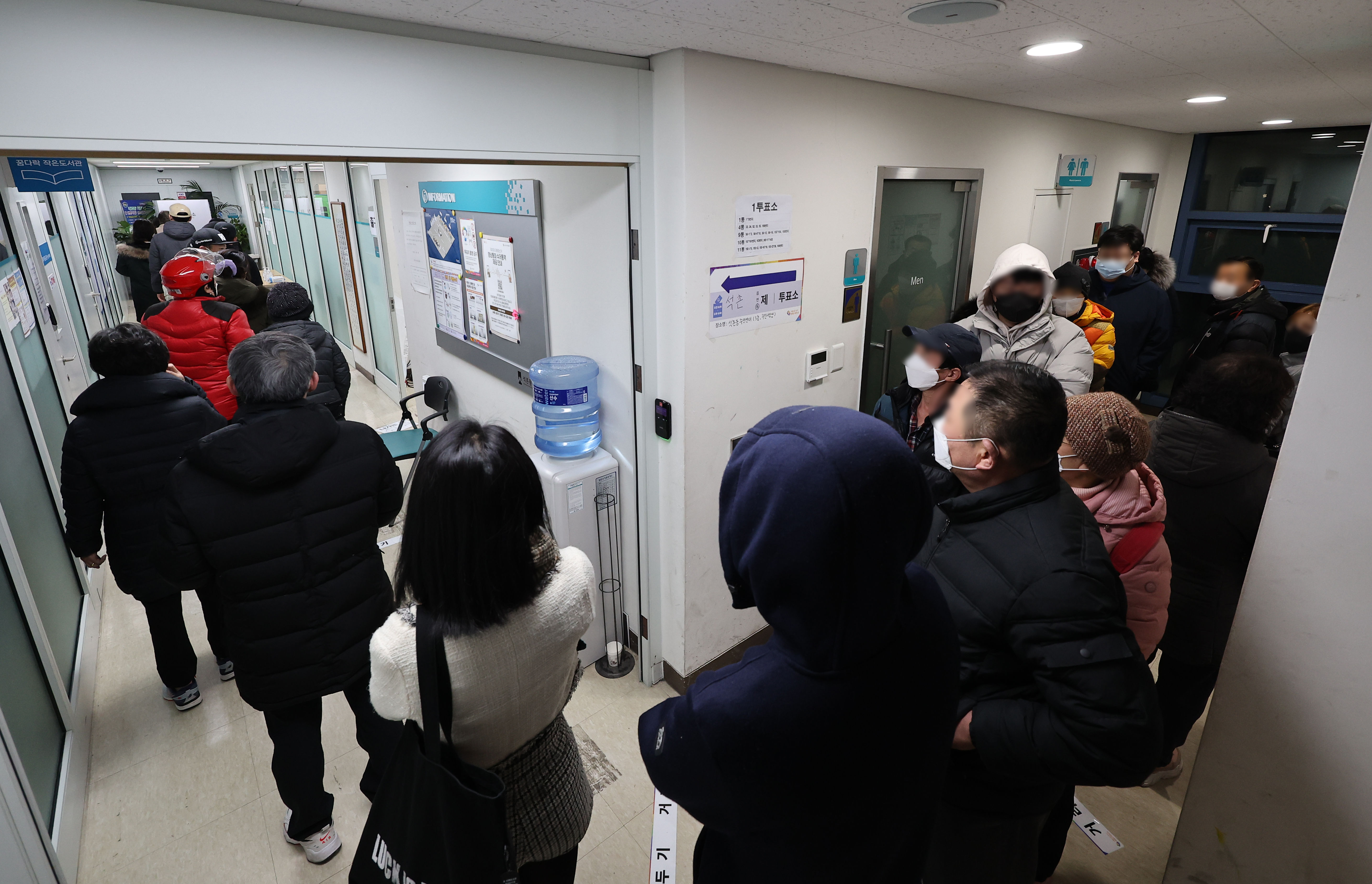 ▲▼南韓民眾在投票所上午6時開門前，就已在門外大排長龍等候投票。（圖／達志影像／newscom）
