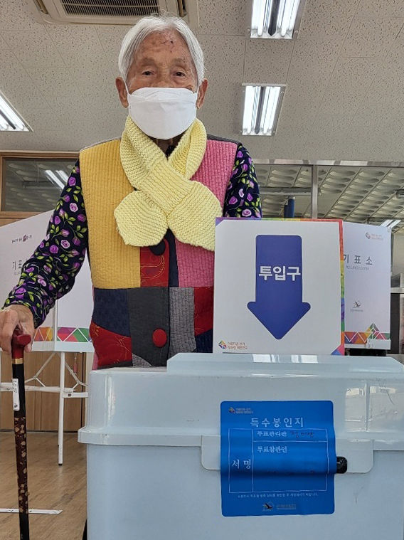 ▲▼南韓高齡118歲老奶奶拄著拐杖投票。（圖／達志影像）
