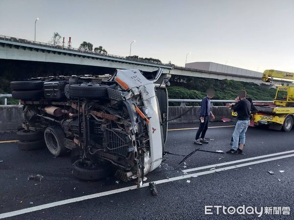 ▲▼國1五楊高架南下4車事故，23歲男駕駛一度受困拖吊車內             。（圖／記者陳以昇翻攝）